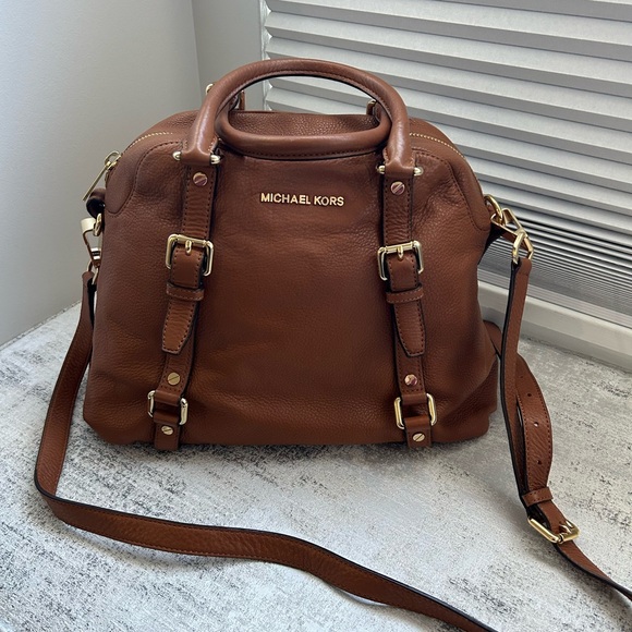 Michael Kors Satchel/Shoulder bag. Gently used. Like new...